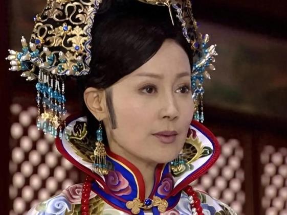 邬倩倩曾是知名演员，凭借精湛演技塑造诸多经典角色。她经历一段十几年无儿无女的婚姻