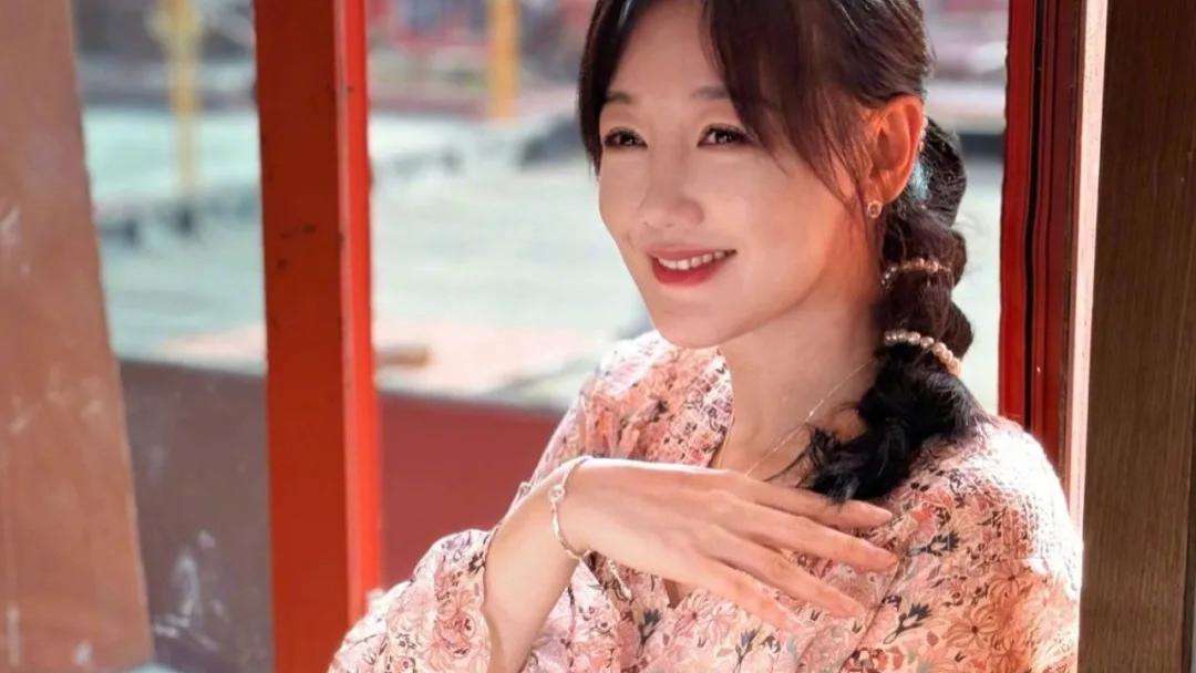 46岁薛佳凝被曝有新恋情，男方街边亲耳朵，女方抹眼泪终止！