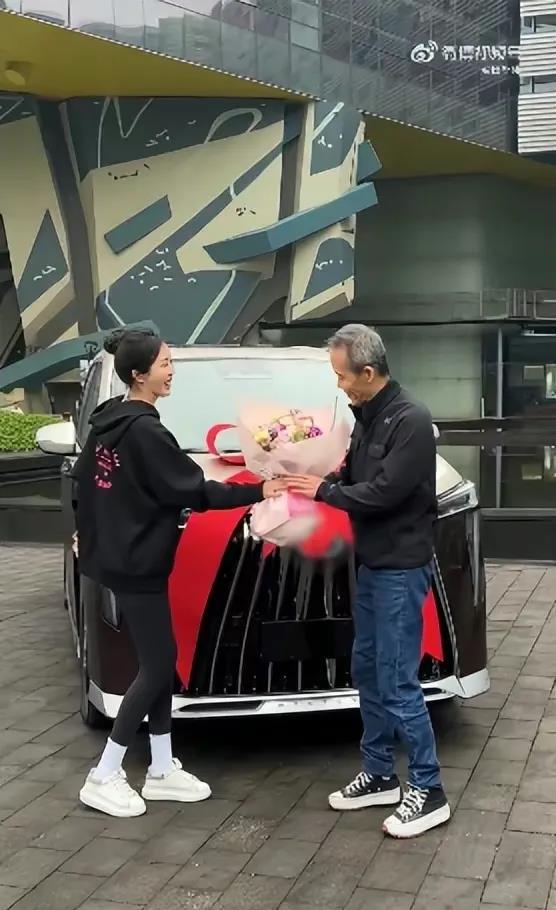 田朴珺送给老公王石一台新车作为结婚纪念日礼物。
弱弱的问一句，这是什么车？多少钱