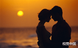 我是红衣女诡，准备把老公吓死，可他却泪眼婆娑地求我别离开他…