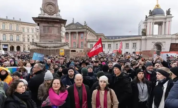 德国街头，20万人如潮水般涌动，只为抗议极右翼选择党。