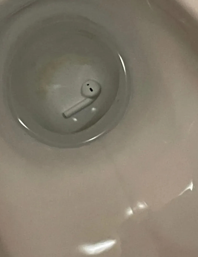 怎么在不弄湿手的情况下把耳机救上来？
