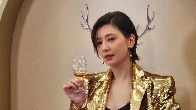 50岁贾静雯短发造型美翻天，穿金色西装短裙黑丝，超吸睛