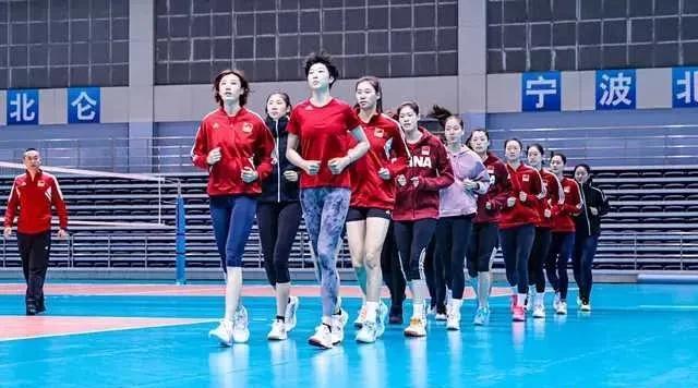 说说哪些教练不应该或者不宜担任中国女排主教练：
1 .国内联赛带队成绩不好的主