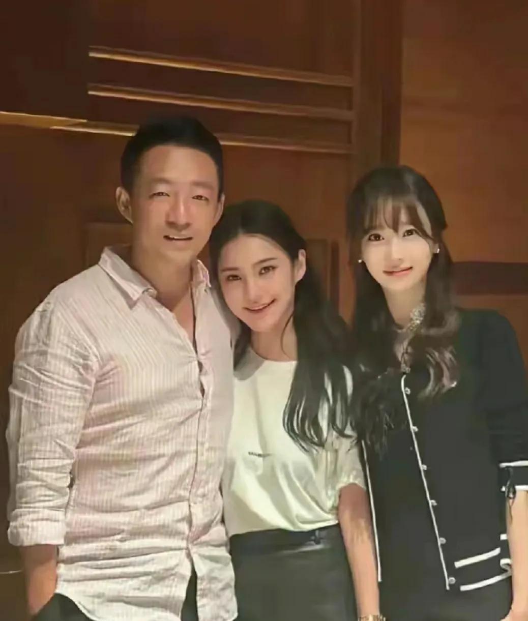 马筱梅身边这个女孩真漂亮，有点章泽天的感觉。
颜值高，身材好，皮肤还很白，脸小小