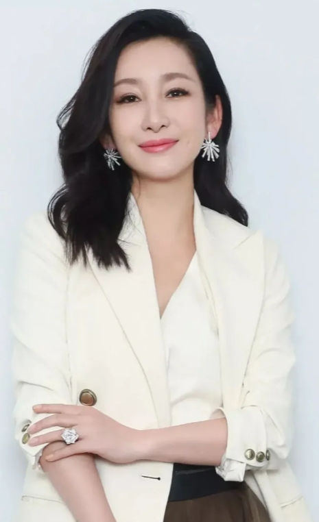 爱看霸总小说的秦海璐，最终活成了宠文女主