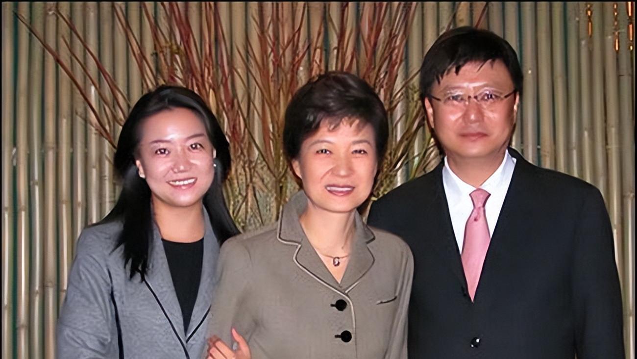 朴槿惠：父母早逝弟妹不和，被闺蜜坑进监狱，10米高墙内孤独终老