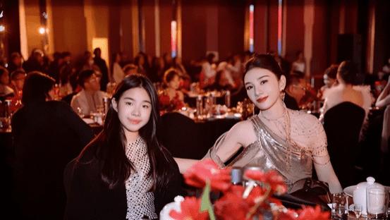 黄奕和11岁女儿同框：体态丰腴颜值不低！网友感慨“长得像爸爸”