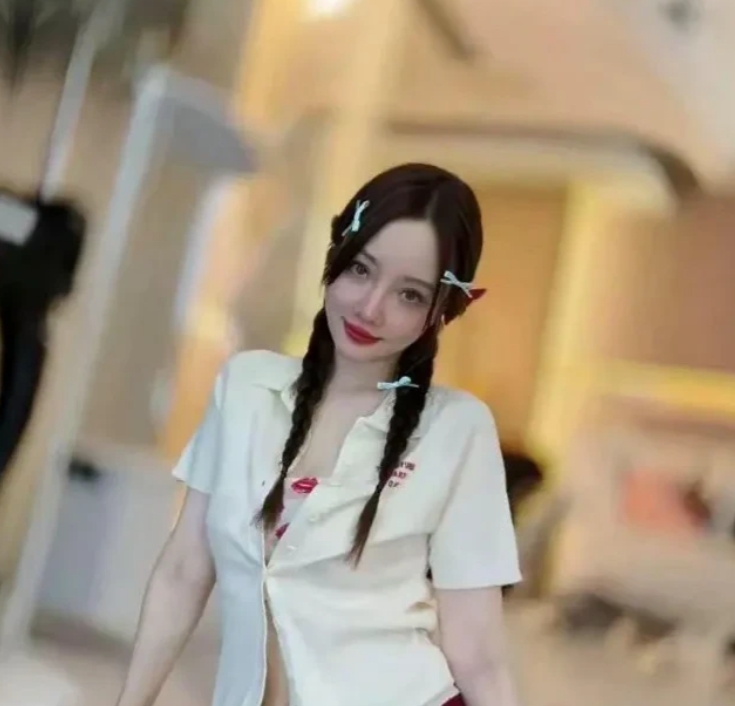 我才知道李小璐竟然不被允许直播带货，而她犯过的唯一过错只是出轨。同样出轨的姚笛、