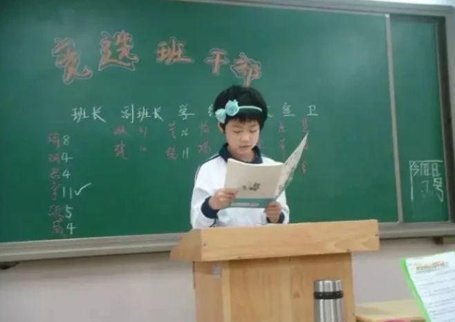 儿子刚上一年级那会儿，兴高采烈的回家告诉我们，老师选他当了三个班长，关灯班长，空