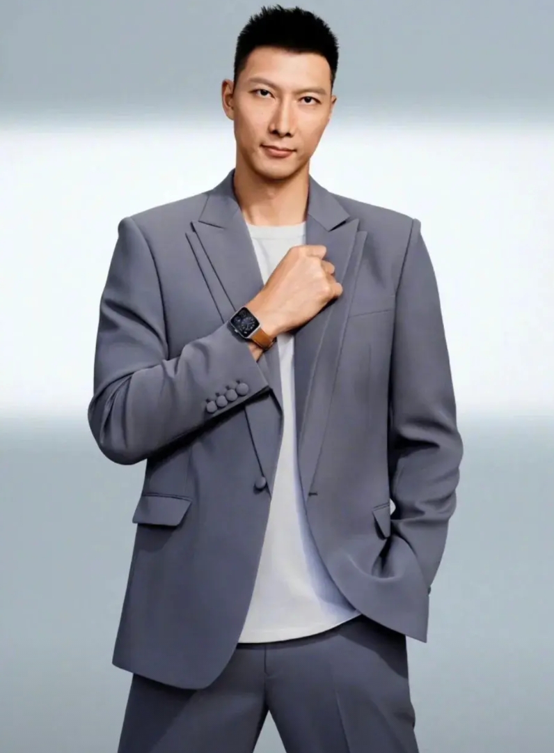 易建联的两段恋爱史：

1.荆灵
妻子，35岁，身高174cm
职业：模特，曾获
