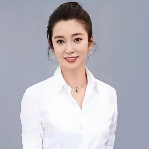 2008年，李冰冰为奔驰做代言，开囗就问奔驰老板要一辆豪车，老板说:“你亲我一下