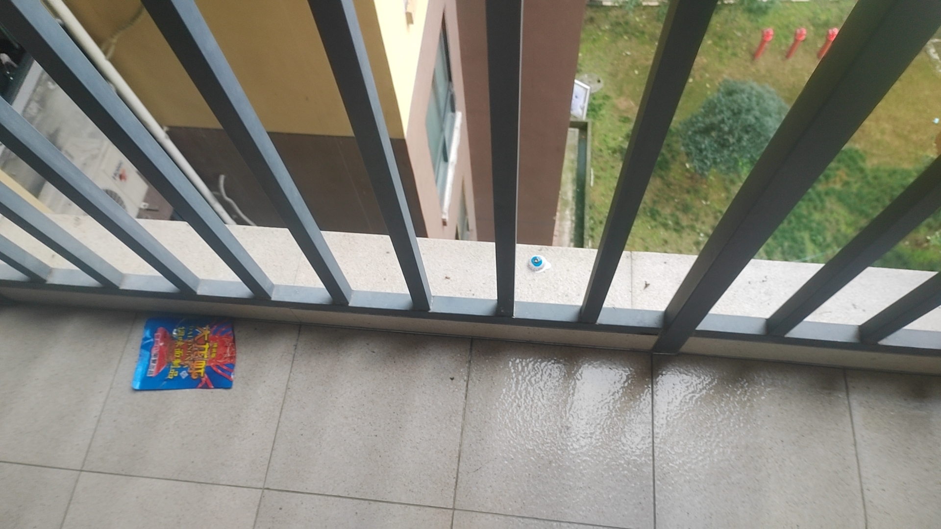我家阳台成“空中垃圾场”？！