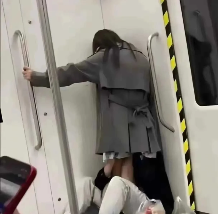 在地铁上，目击了一幕令人震惊的场景：一名男子竟将头伸到了女子裙子下摆。这一行为实