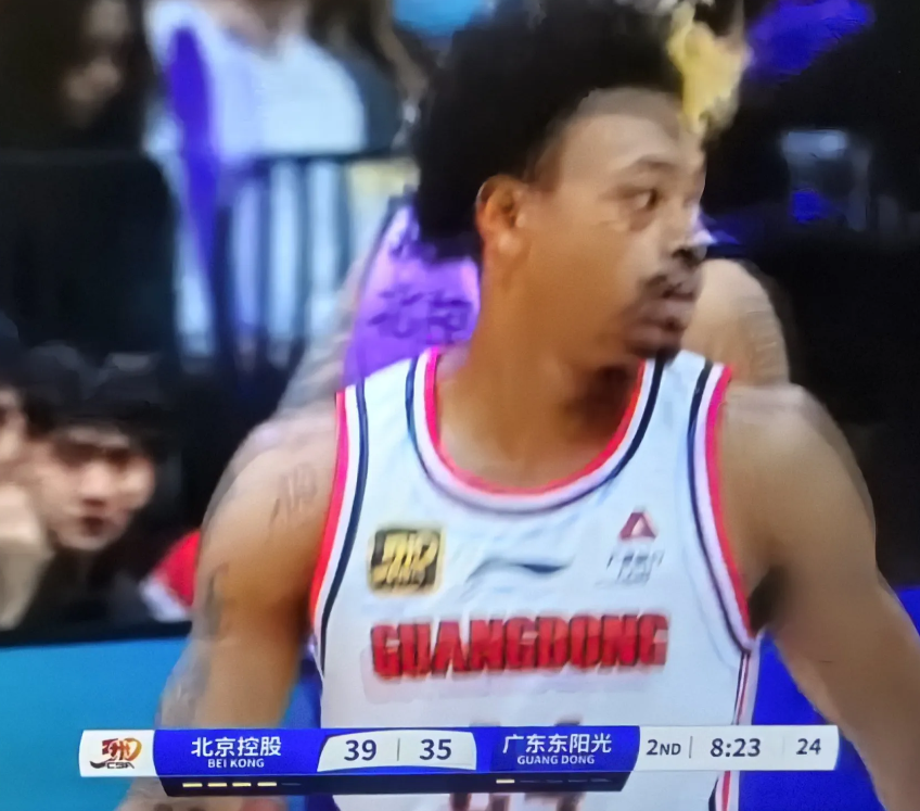 坚持重用国内球员，不用给朱八“面子”！
阿姆斯这么差的水货球员，不可留不可用杜锋