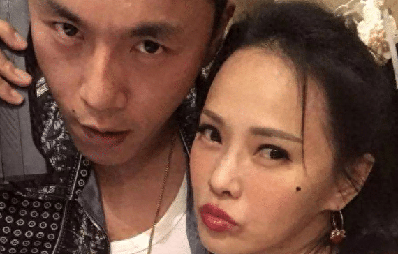 节目里，秦昊说：我和Annie每年过生日的时候，我们都相约互相送对方礼物，我收到