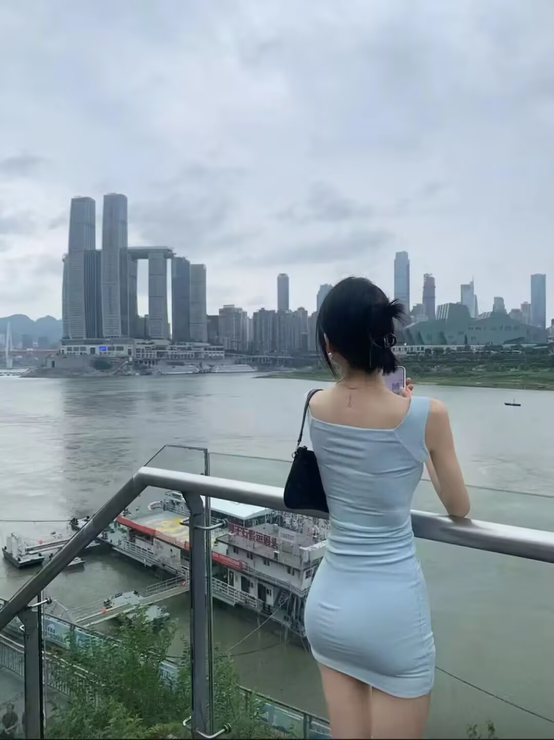 带着表妹来到江边，她看江，我看她，彼此风景都很美…