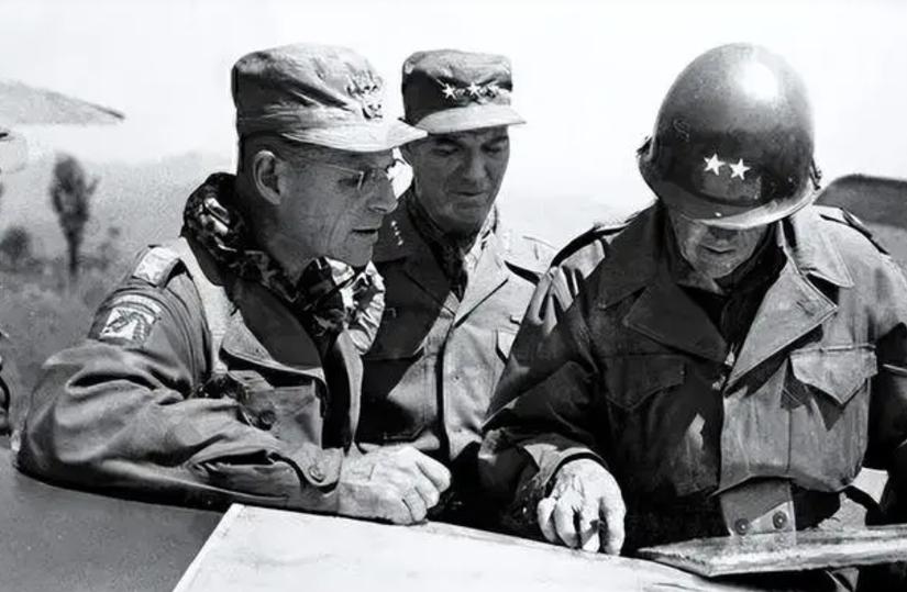 1951年彭老总看到李奇微睡衣，下令全军撤退，拯救10万志愿军性命。
这就是兵和