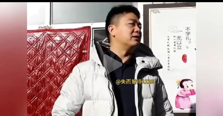 刘强东，京东的老板，这个人太厉害了。近日他回到了村儿里，把全村人召集在一起开会。