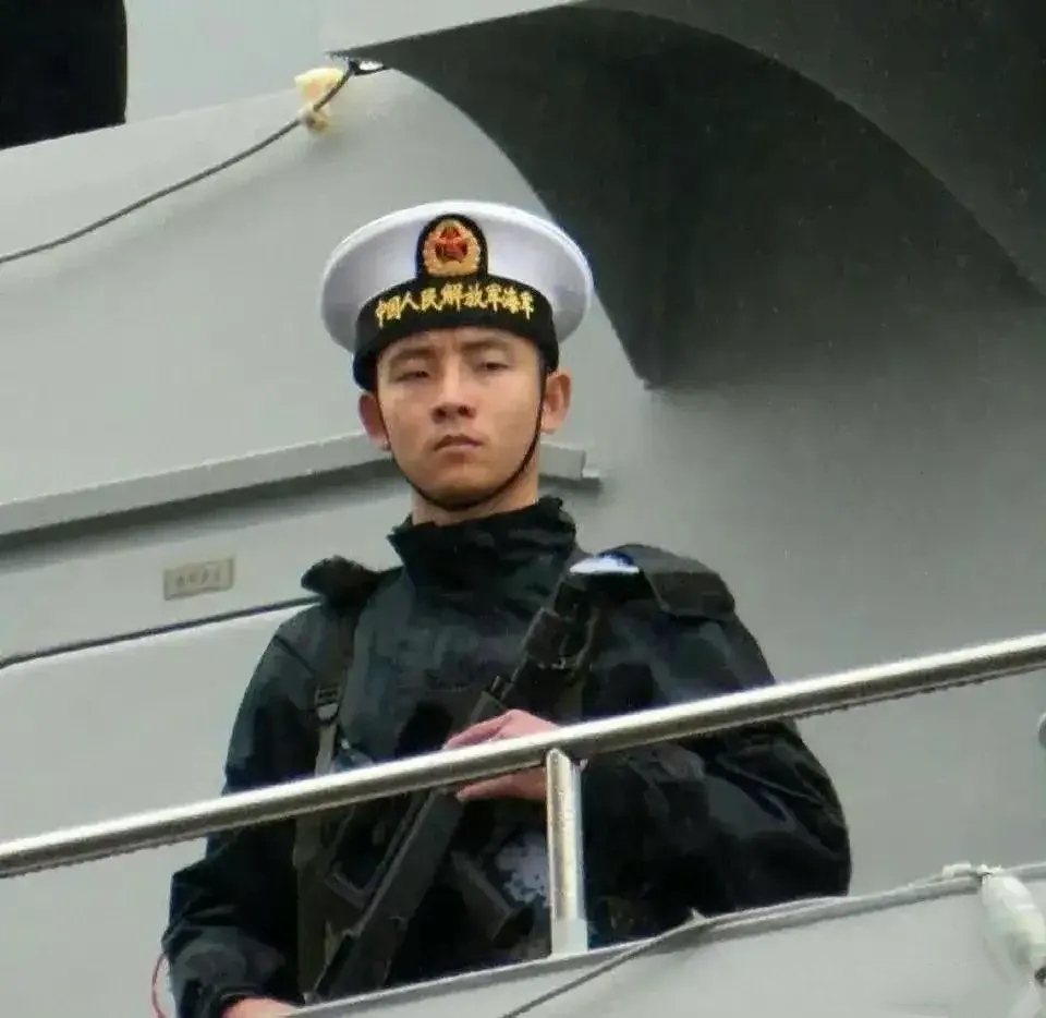 这张老照片是日本媒体抓拍的中国海军太原舰一位普通战士，刊名“帝国海军之蔑视”。
