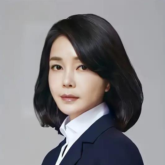 尹锡悦的老婆长得为什么这么年轻，听说岁数也不小了，但是看起来还和小少妇一样！韩国