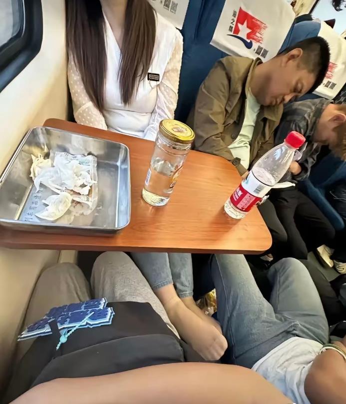 脚都放对面了，这种是真的很难忍呀