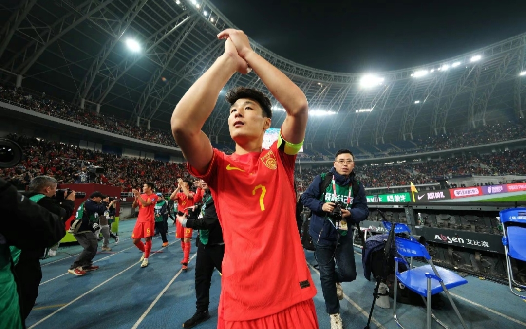 《国足大胜新加坡，出线形势一片大好》
昨天晚上国足终于赢球了，而且是一场大胜，在
