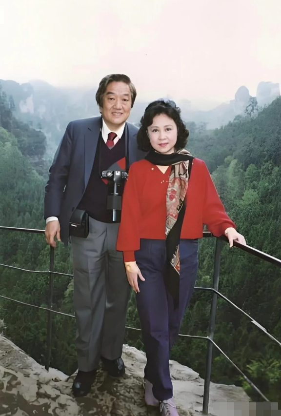 琼瑶夫妻游历大山的珍贵老照片，他俩站在铁栏杆边上亲密无间，琼瑶看起来十分年轻，衣