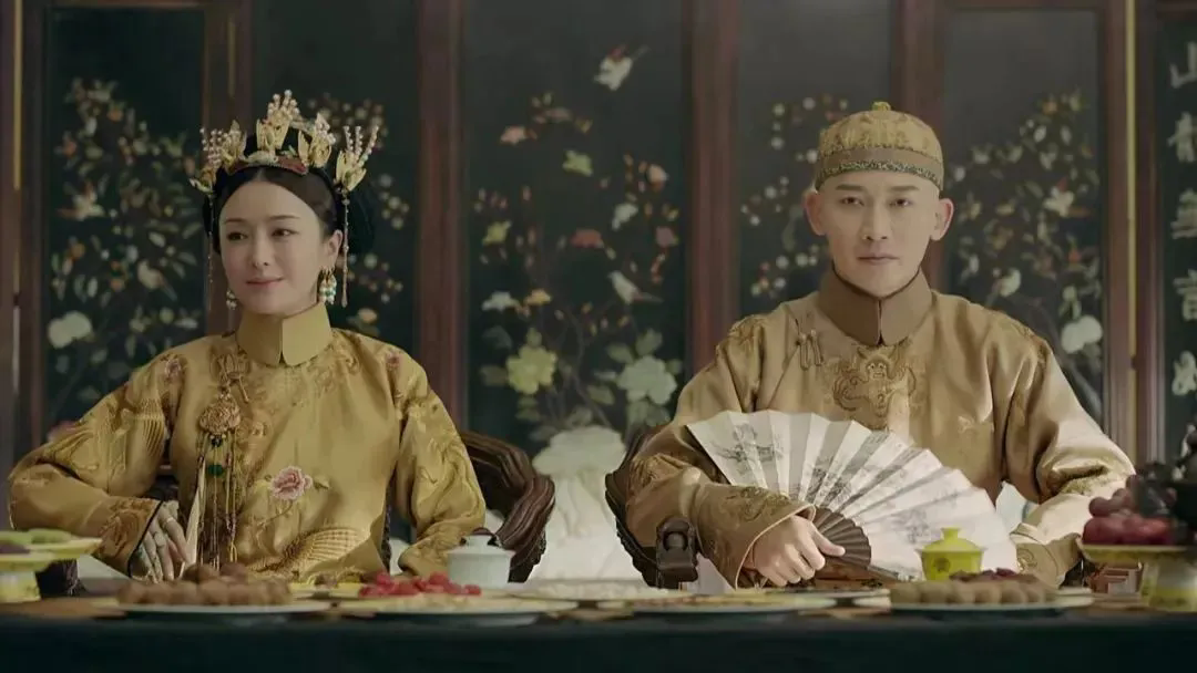 乾隆这个演员在雍正驾崩的时候表现的极其悲痛，大有跟随雍正去了的架势。可雍正刚走没