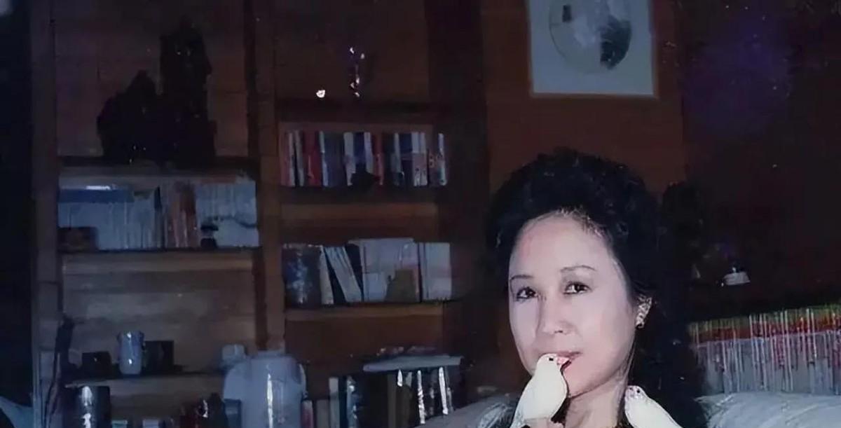 琼瑶帮助平鑫涛扭亏为盈，成就传奇。其实琼瑶认识平鑫涛的时候，皇冠出版社只有平鑫涛