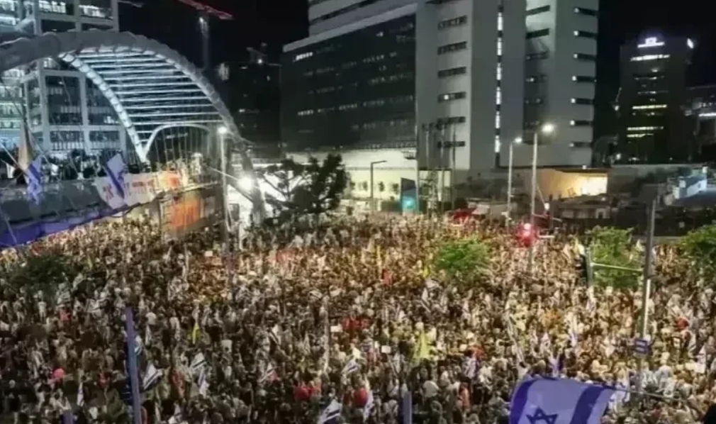 昨晚，以色列国内的抗议活动不断升级，超过 15 万名愤怒的示威者涌入被占领的耶路