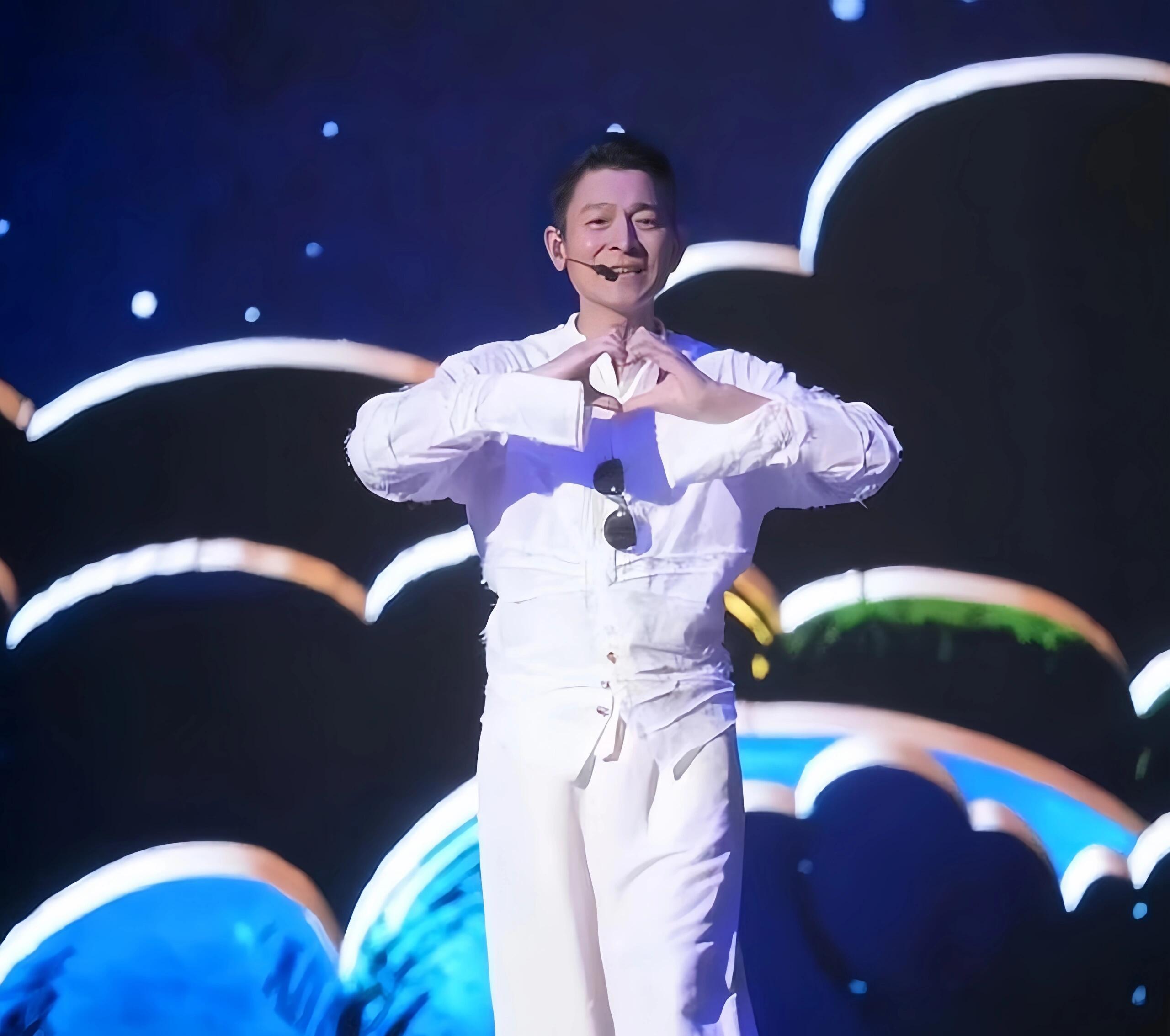刘德华舞台传奇：深圳演唱会惊心动魄