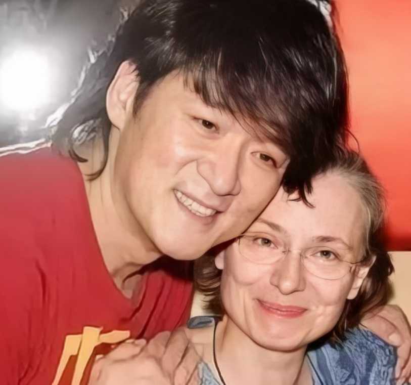 一天，一个女粉丝给周华健的妻子康粹兰打电话:“我很爱周华健，我们已经在一起了，你