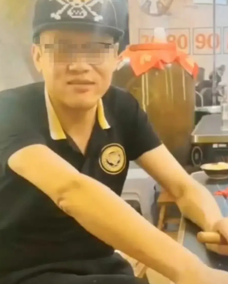 网红强迫机场志愿者摘口罩，这3点大快人心。

1.南航“皇帝卡”失效了。仗着自己