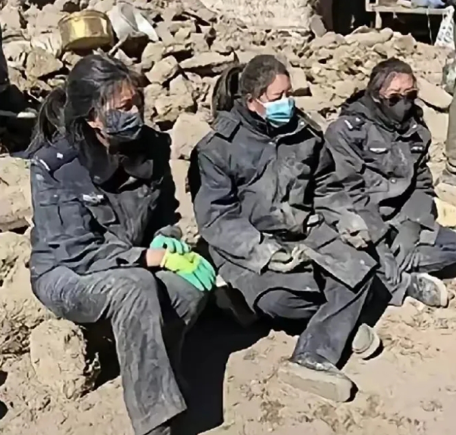 奋战在西藏定日地震灾区的救援女警，难得小憩一会。
平时英姿飒爽，救灾奋不顾身。舍