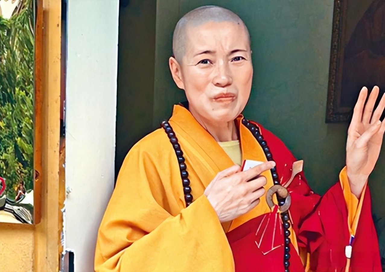 尼姑住豪宅养宠物狗 真相是骗子

                       