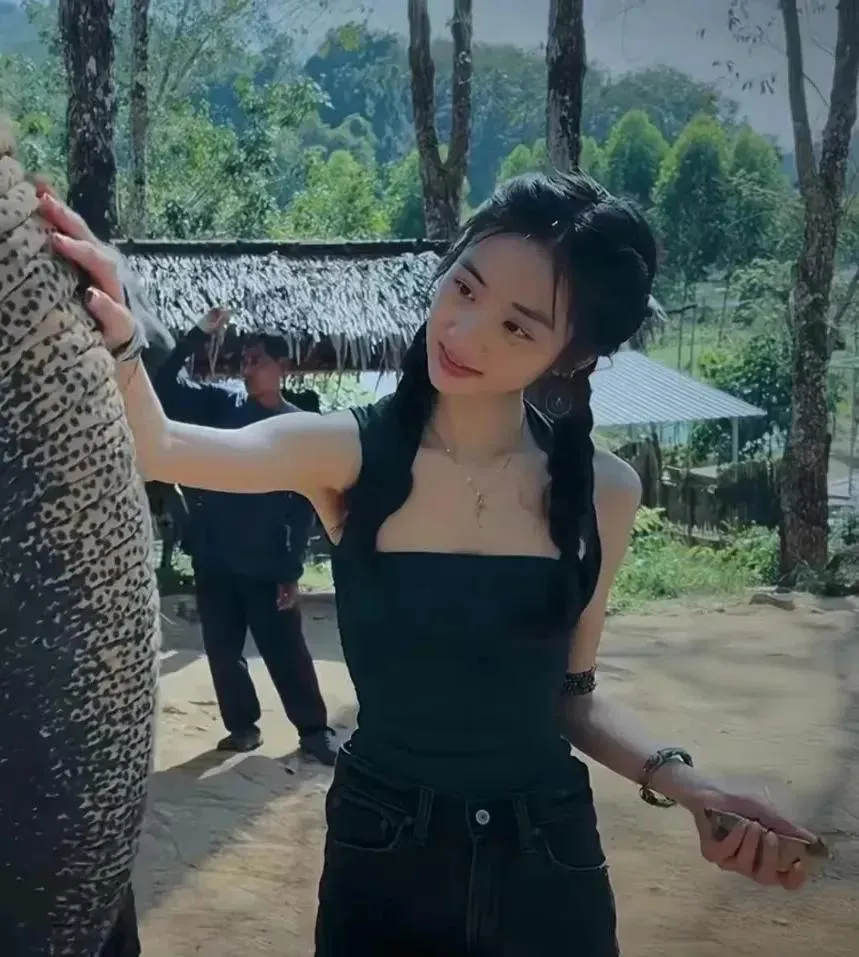 有网友在美国偶遇黄磊女儿多多，她在纽约大学校园，灰色系衣服配老爹鞋，时髦有个性！