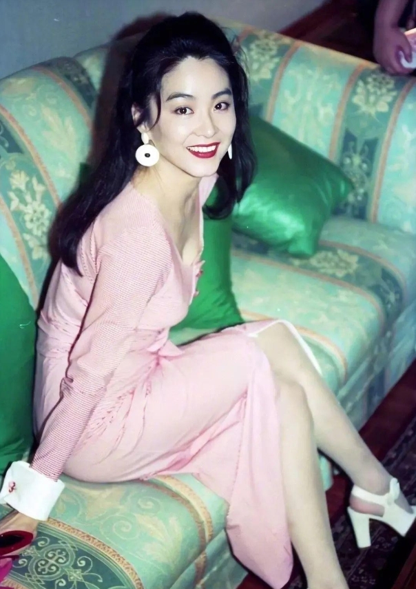 1990年，林青霞见到了失散30多年的亲姐姐，她掏出了20w给对方。20万在当年