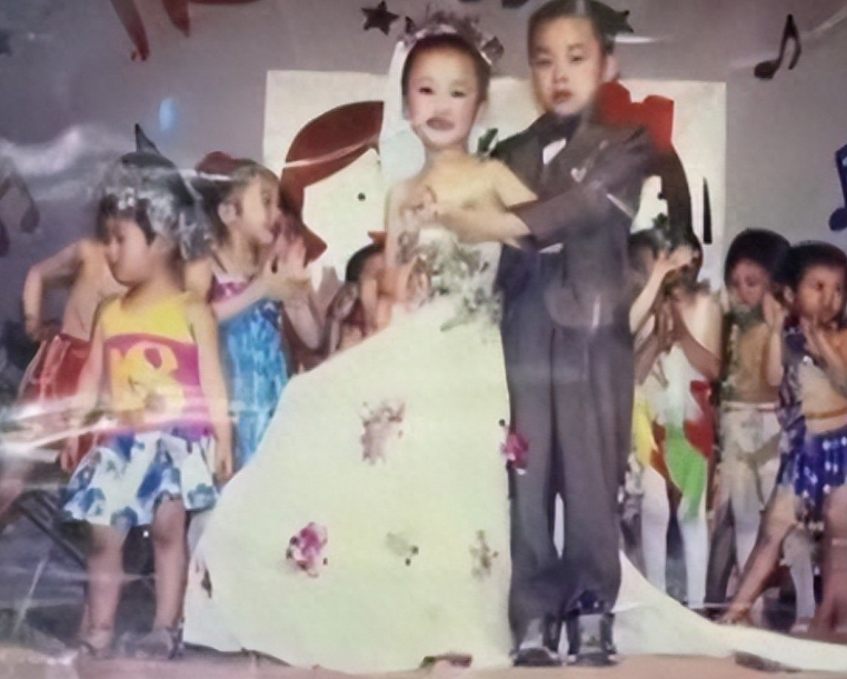 “命中注定！”20年前，广东一男孩和一女孩在幼儿园表演节目，扮演一对新人。谁知道