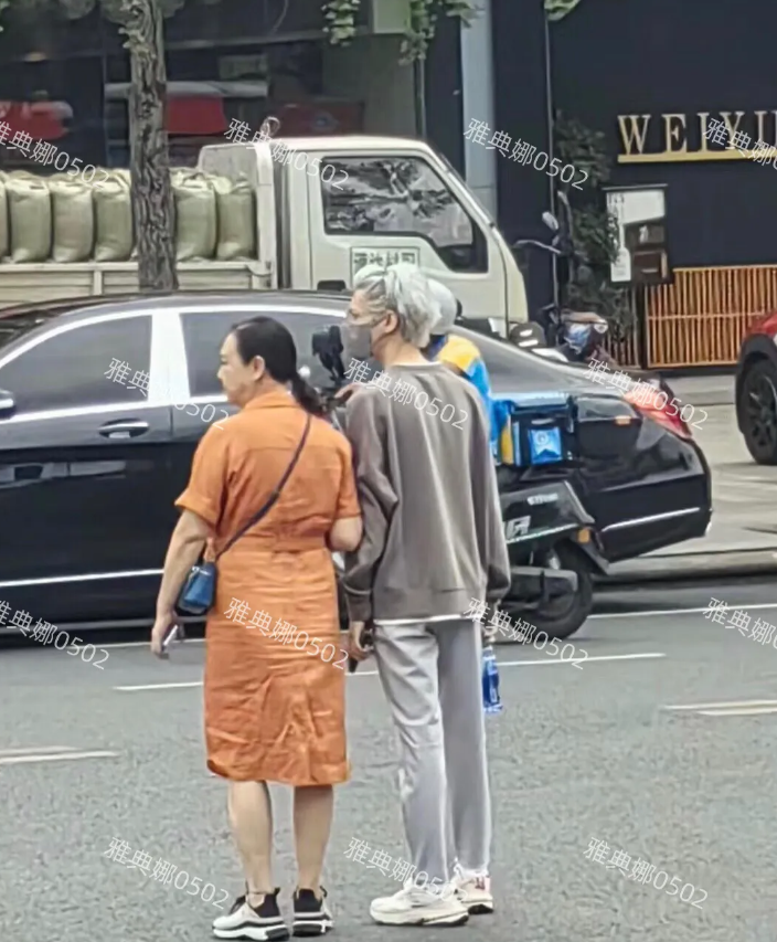 成都金沙遗址博物馆偶遇罗云熙，本人个子不高但比例很好腿很长，一头银发像动漫里的人