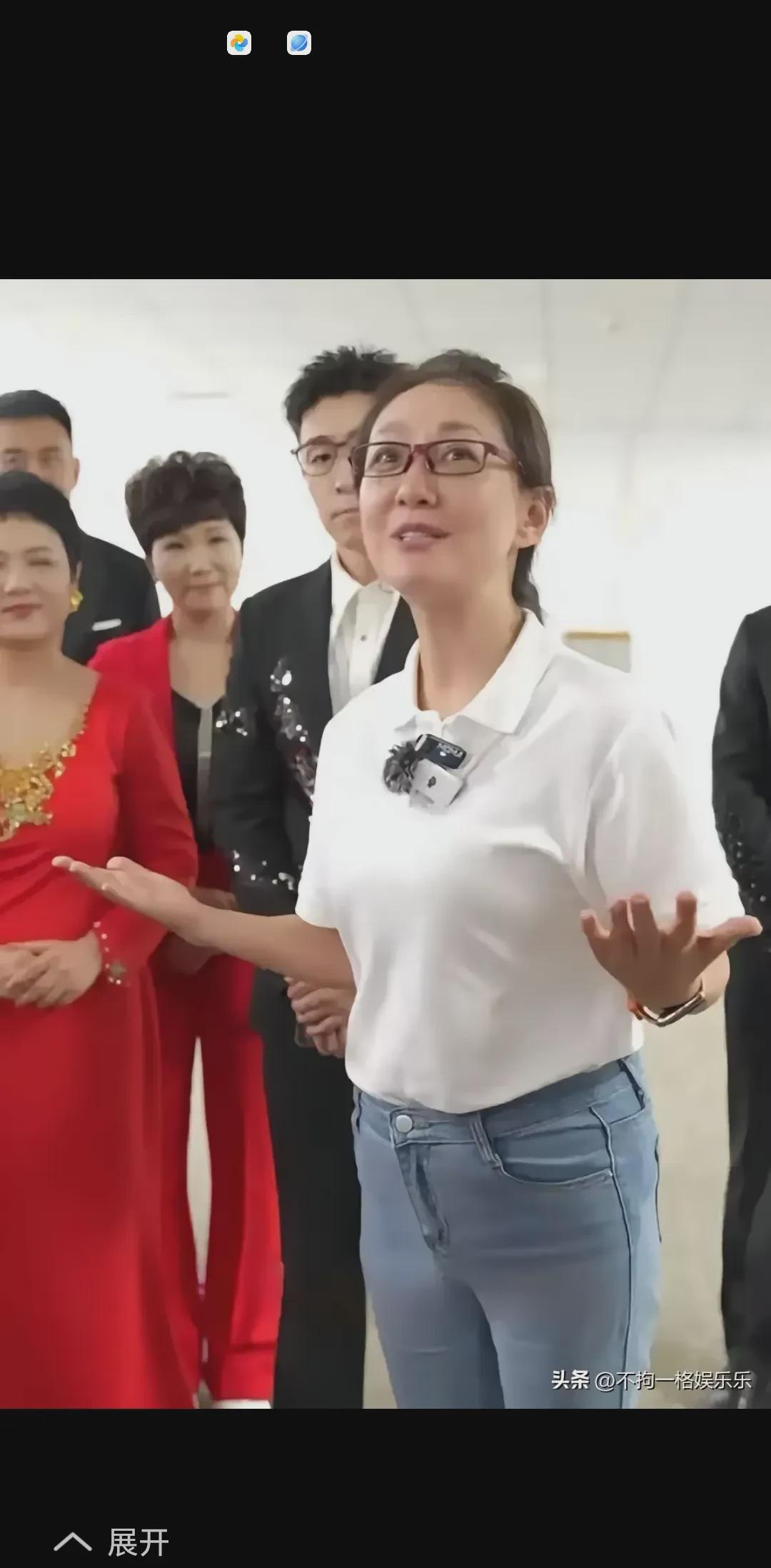 
 
 
这模样真让人不敢认！舞台上的她优雅大方，一卸妆换上便服，完全变了个人。