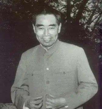 熟悉周总理的人都知道，周总理在上学时很喜欢演话剧，是南开大学话剧团的主力演员，还
