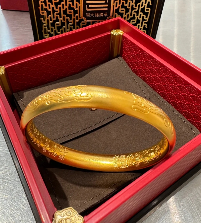 家人们，我干了件大事！最近金价一路狂飙，可我还是没忍住，瞒着老公入手了一只超美的