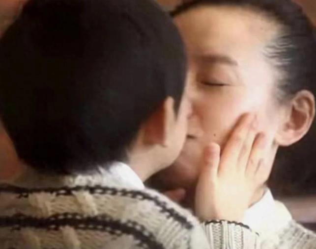 董洁也是，公开提了一嘴孩子叛逆，就被大众抓着一直消费。
 
孩子不同年龄的不同表