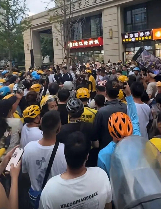 厉害，杭州外卖骑手们是真的厉害，杭州保安罚款外卖小哥事件闹大之后，还不到一天时间