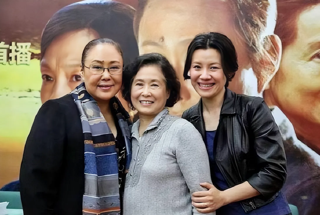 这三位女性都是著名演员。左边这位名气最大，擅长扮演强势女性，很出彩。
中间这位名