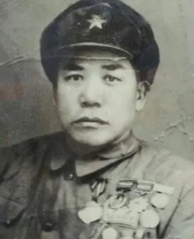 1955年授衔，毛主席看完名单后突然问：“那个一次砍杀27个日军的军中吕布怎么没