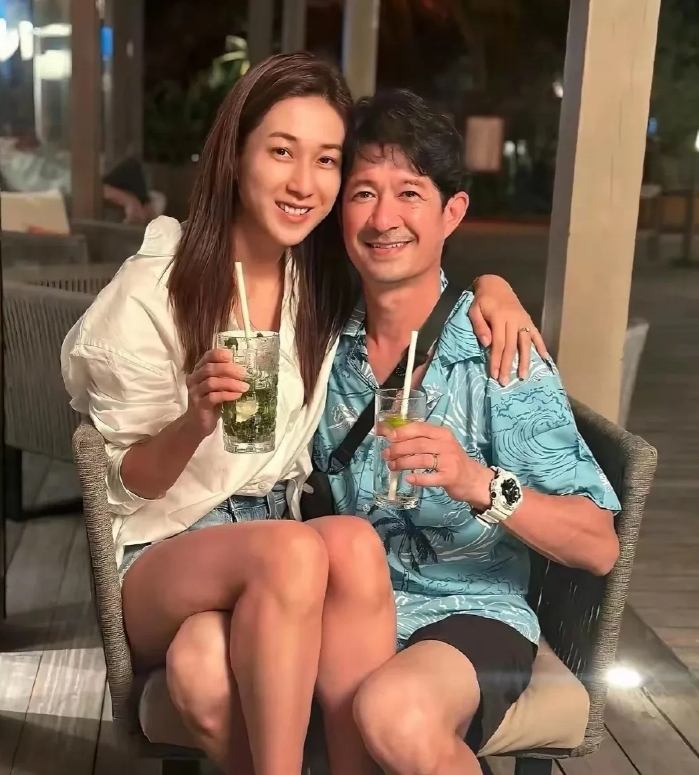 钟嘉欣之前接受采访时说过，她结婚后没有请保姆带孩子，因为都是自己和家人带孩子，而