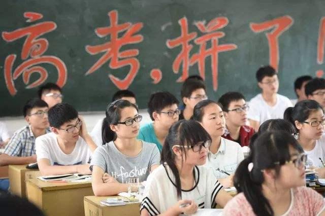 一年一度的高考即将来临，除了无数考生紧张备考外，更有无数家长的心情也异常紧张，恨