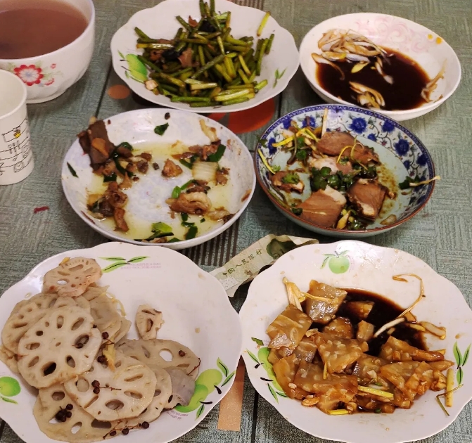 中午的剩菜剩饭，有粥又有菜，客人都走了，实在累的不想动，粥热热配着剩菜，也能凑合